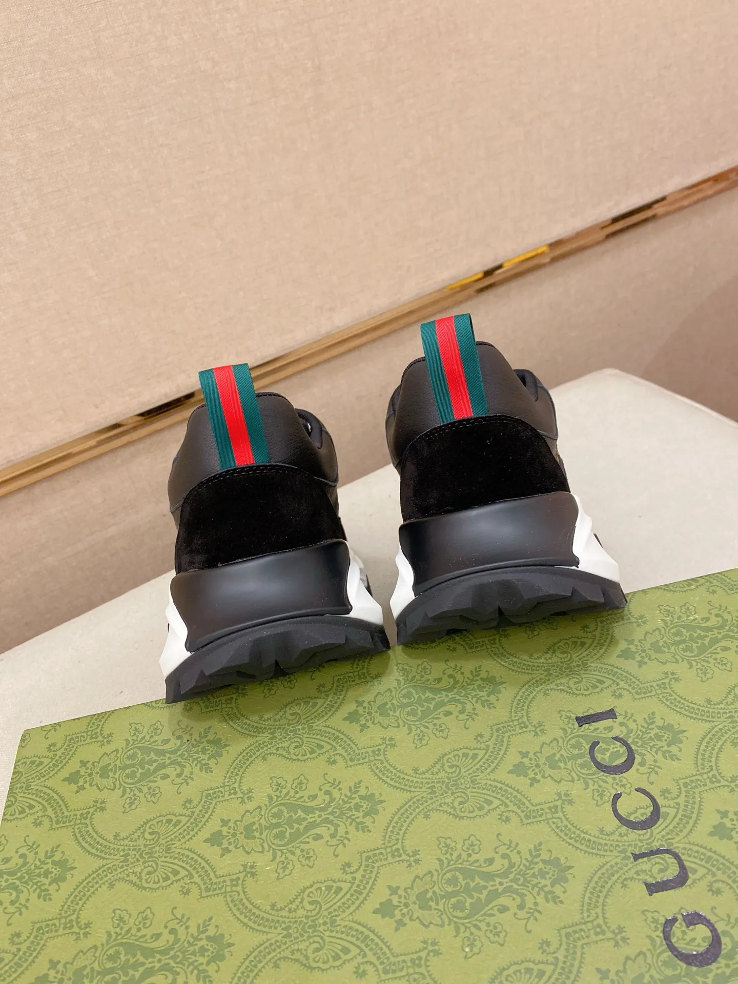 Men's clothing and shoes💰:462💰 (GUCCI) The latest model from the official website🎁🎁Casual and fashionable men's shoes👟, hot style💥The version is simple and elegant, exclusive for trendy men. The unique latest brand elements from the official website👑Original Gucci decoration, fashionable and generous, the fabric is original cowhide ✅Mesh breathable lining, the official website specifies wear-resistant casual outsole, the classic model is taken in kind at the counter🎬38-44 (can be customized for 45 non-refundable)